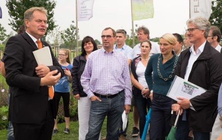 Die beiden Oberbürgermeister Richard Arnold (links) und Frank Schneider sowie Martin Richter mit Frau, im Hintergrund Gemeinderäte aus Mühlacker mit Angehörigen