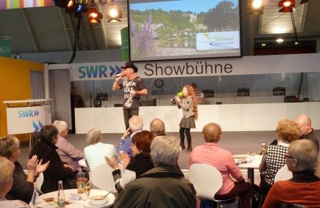 Viel Beifall gab es für Larissa Felber und Wolfgang Kienzle, als sie auf der SWR-Showbühne in der Messehalle 6 bei der CMT auftraten