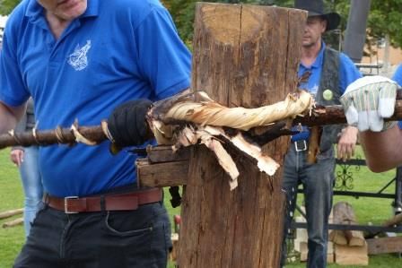 Harte Arbeit: Die Herstellung von Wieden aus heißen Tannenästen