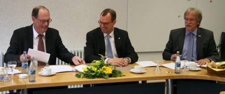 Stephan Scholl, Frank Schneider und Jürgen Meeh (v. li) bei der Unterzeichnung der Sponsorenverträge