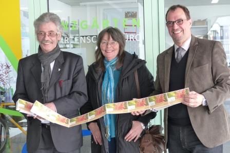 Oberbürgermeister Frank Schneider mit den Vorstandsmitgliedern des Tafelladens Mühlacker, Erika und Ulf van Luijk