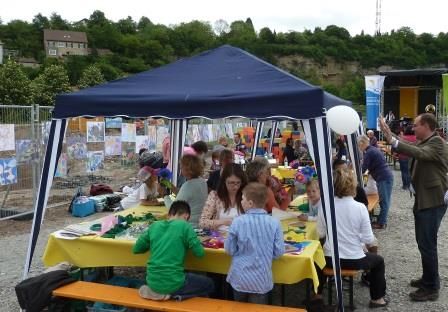 Ein-Jahr-vorher-Fest: Kinder basteln Blumen