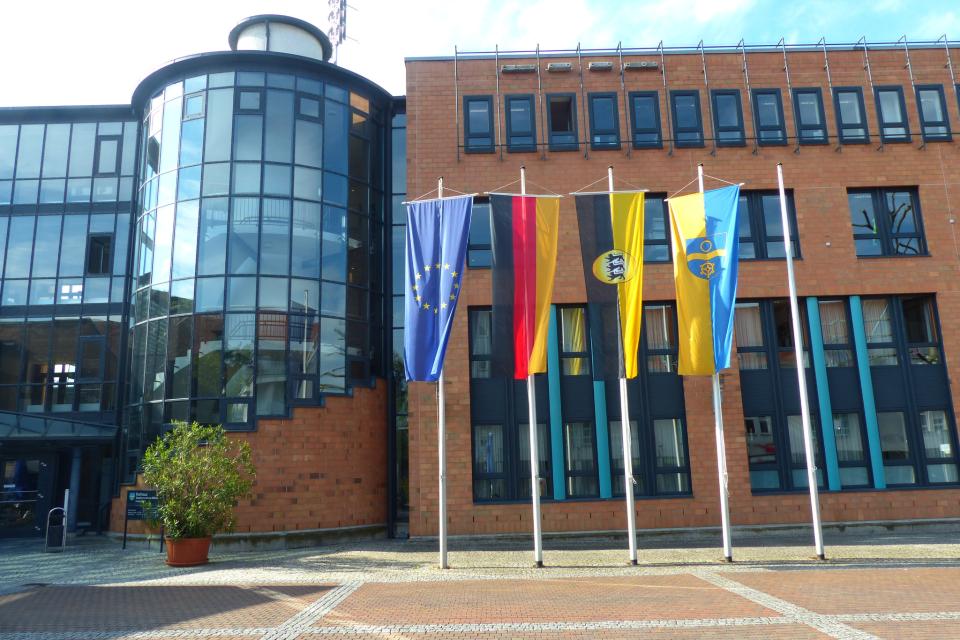 Zur Feier von 75 Jahren Grundgesetz: die Fahnen Europas, Deutschlands, Baden-Württemberg und Mühlackers vor dem Rathaus am Kelterplatz. 