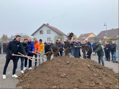Jan Stoll und Timo Hagenbuch (HS Bau), Stadtrat Paul Renner (SPD), Bauleiter Tobias Reister (HS Bau), die Stadträte Manfred Rapp (LMU) und Günter Bächle (CDU), Oberbürgermeister Frank Schneider, Stadtrat Reiner Müller (FW), Dieter Reininghaus (Weber-Consulting), Jan Weber (Weber Ingenieure), Stadtrat Peter Napiwotzky (CDU), Bürgermeister Armin Dauner (von links nach rechts) beim offiziellen Spatenstich des Neubaugebiets