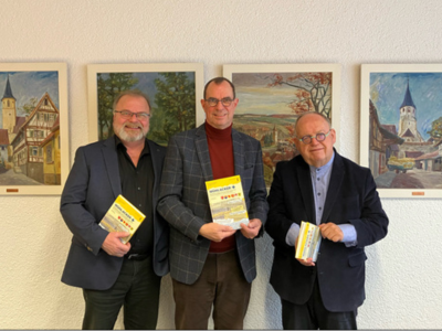 Die Autoren Hans-Peter Vaas (links) und Günter Bächle (rechts) mit Oberbürgermeister Frank Schneider 